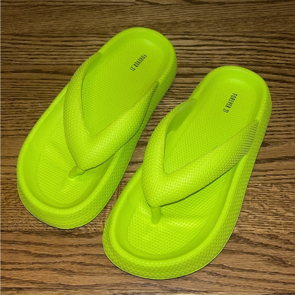 Women’s Size 8 Forever 21 Rubber Flip Flops